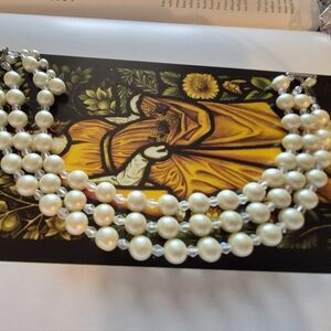 White Multi-Strand Pearl Necklace with Graduated Design